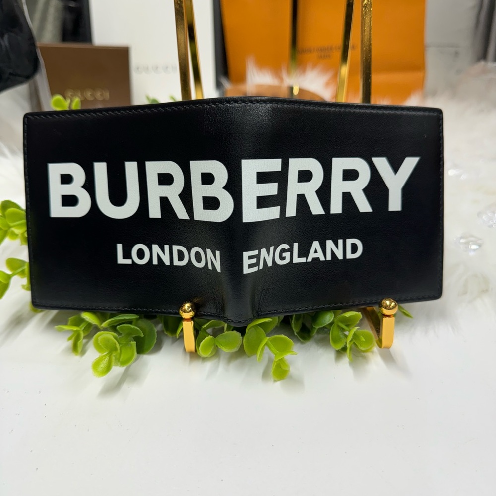 EUC Authentic Burberry Men’s Wallet